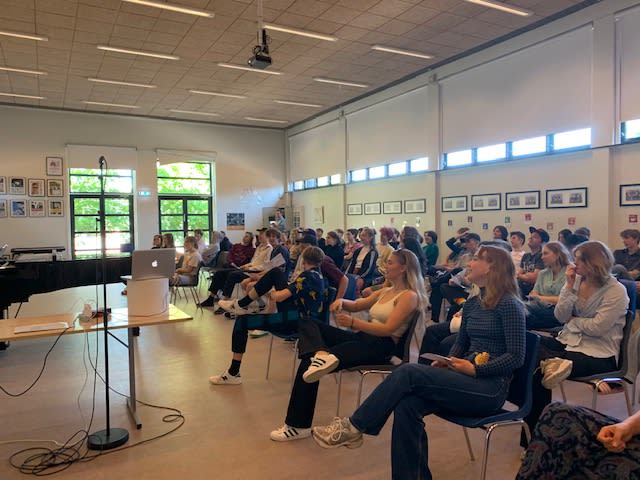 Sejergaardens Musikefterskole ser med på storskærm. Foto: Sejergaardens Musikefterskole.