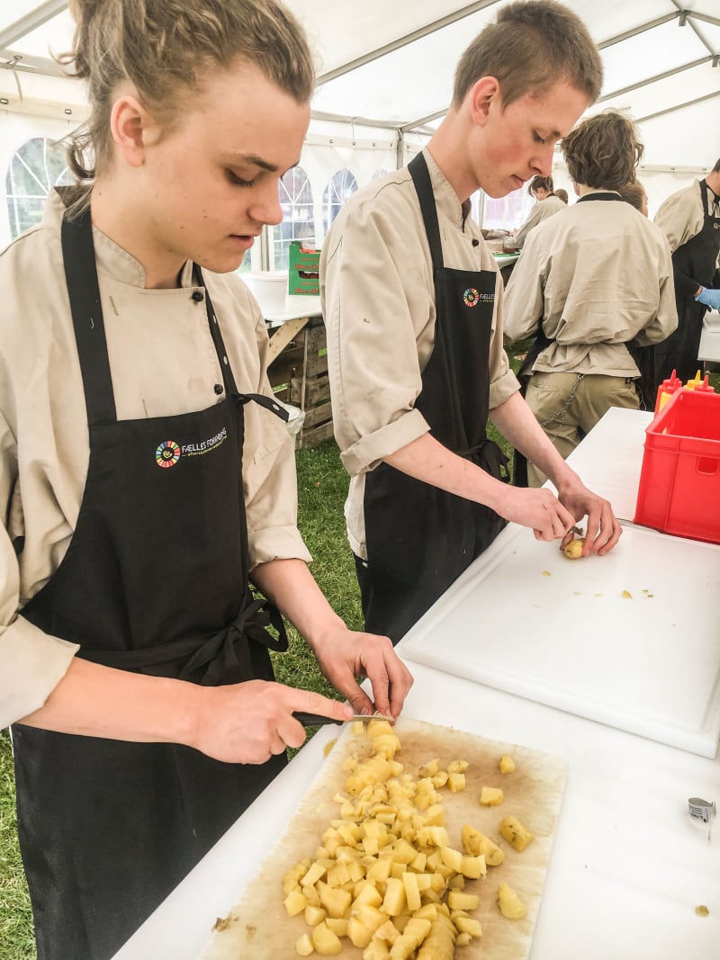 Bæredygtige kartofler fra egne drivhuse var grundføden i festivalens aftensmad, der her tilberedes af Mads Risum (tv) og Rasmus Pedersen (th) fra Baunehøj Efterskole i Jægerspris. Foto: Thomas Ravn-Pedersen.