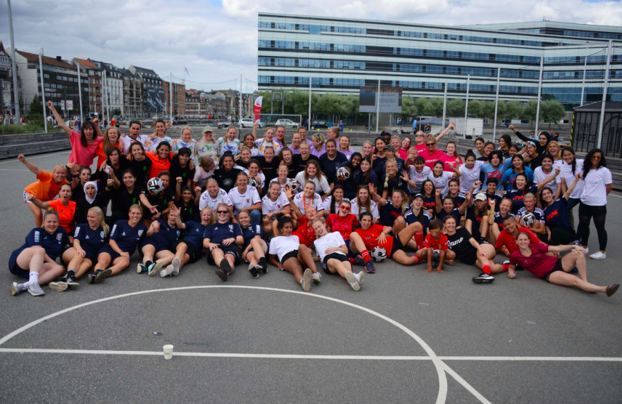 Alle holdenen samlet på et fællesbillede, klar til at spille for fodbold for verdensmålene. Til Golden Globe World Cup får holdene point i fire kategorier: Crowd, Style, Action og Football. Foto: GGWCup