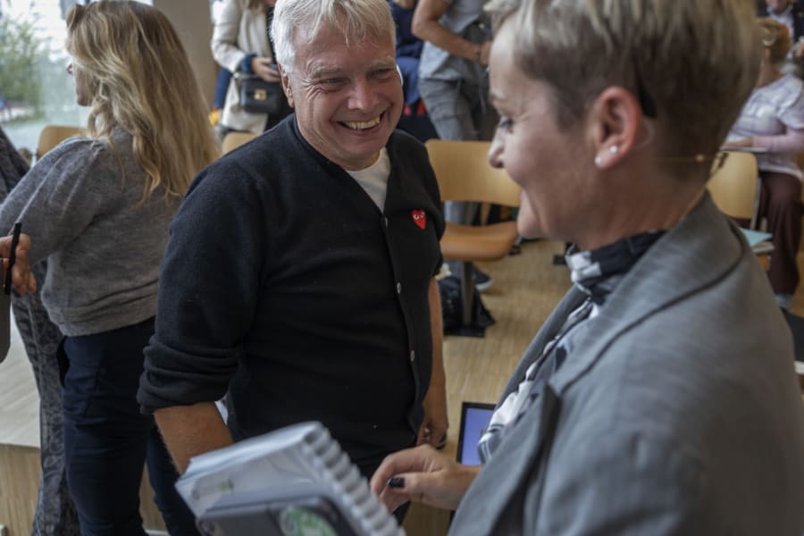 Uffe Elbæk og Pernillle Rosenkrantz Theil har gennem det seneste halvandet år arbejdet sammen om, at gøre alvor af den bæredygtige omstilling af uddannelsessystemet. Foto: Klaus Holsting.