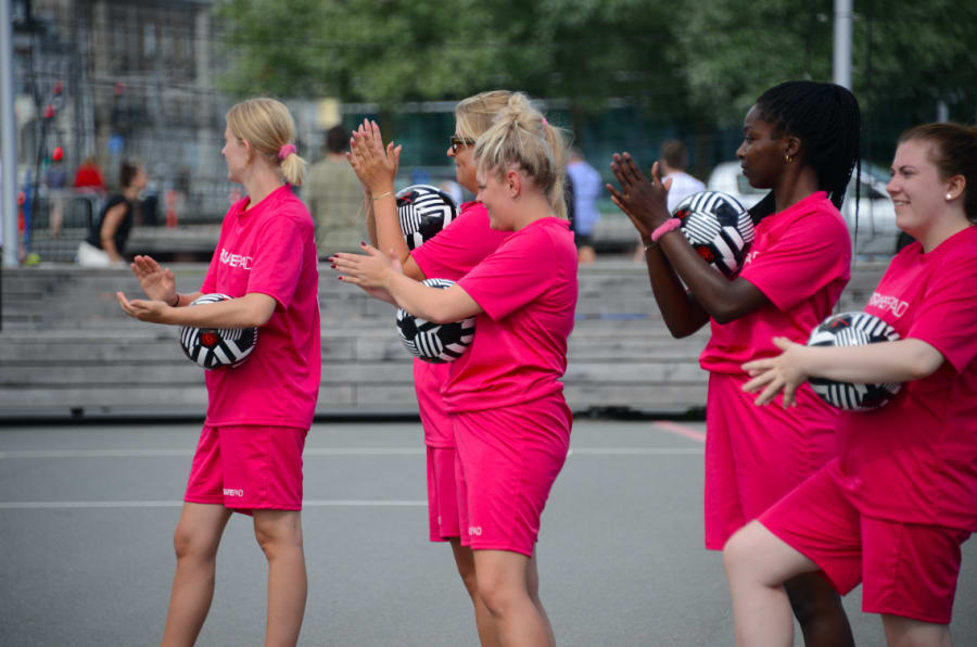 Mads Nørgård har designet fodbolden der blev brugt til Global Goals World Cup i Aarhus. Bolden er en smule mindre end en almindelig fodbold, da den giver færre skader. Majken Gilmartin, der har startet turneringen, står bag firmaet Eir Soccer, der netop producerer en mindre bold. Foto: GGWCup