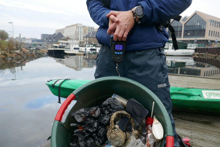 Normalt samler deltagerne 2,5 kilo skrald per kajaktur. Foto: Signe Charlotte Nielsen.