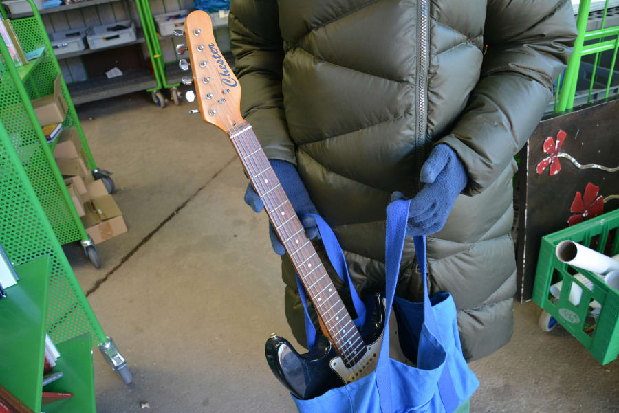 Den brugte guitar skal bruges i musikundervisningen på den skole, hvor Rebecca Hansen arbejder. Foto Lærke Kobberup.