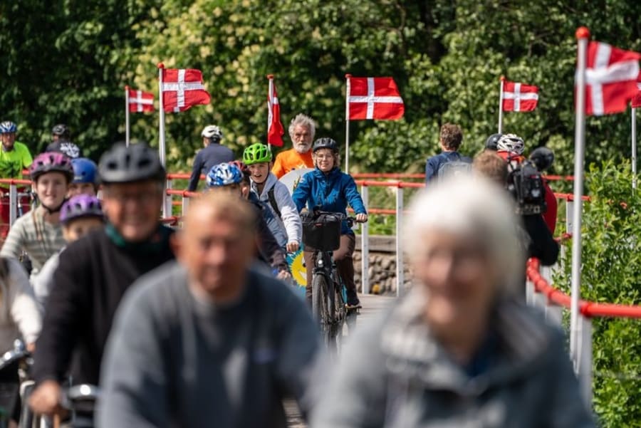 På åbningsdagen prøvede fynboerne en tur på den nye cykelsti, som blandt andet har en 200 meter lang cykelbro henover Hvidkilde Sø. Foto: Vejdirektoratet