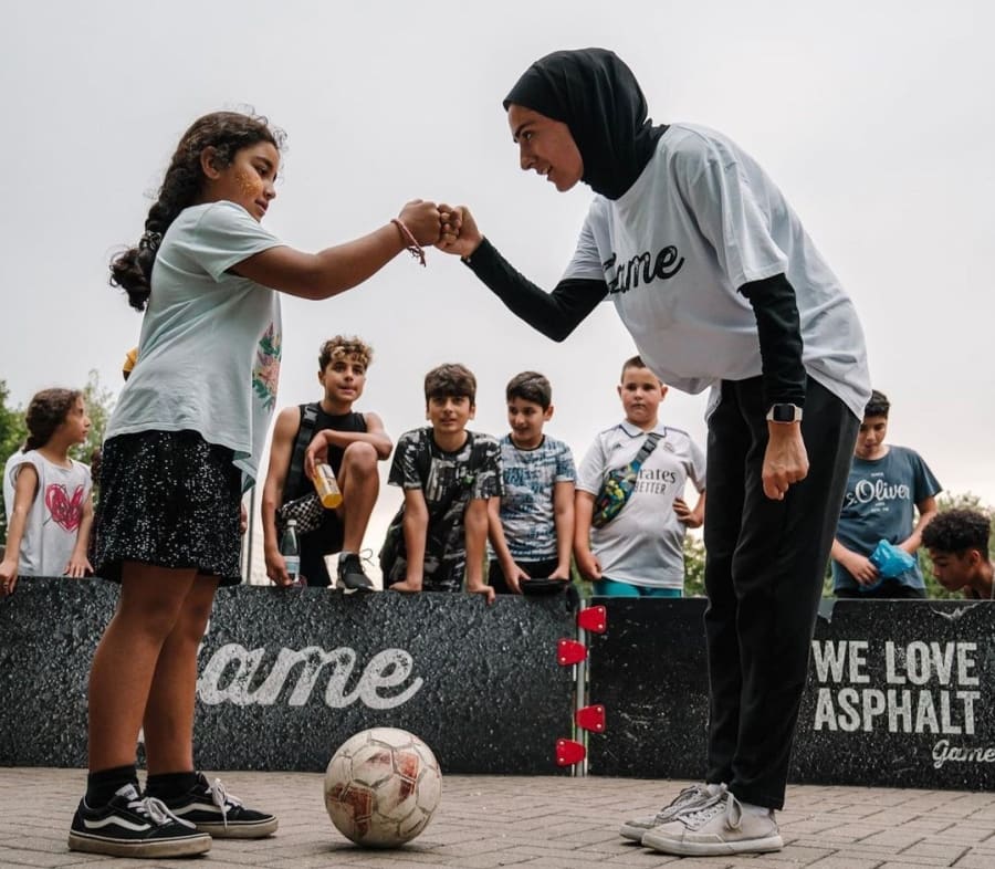Maymi Asgari bruger en del af hendes tid på at træne børn i både klassisk- og street-fodbold. Privat foto