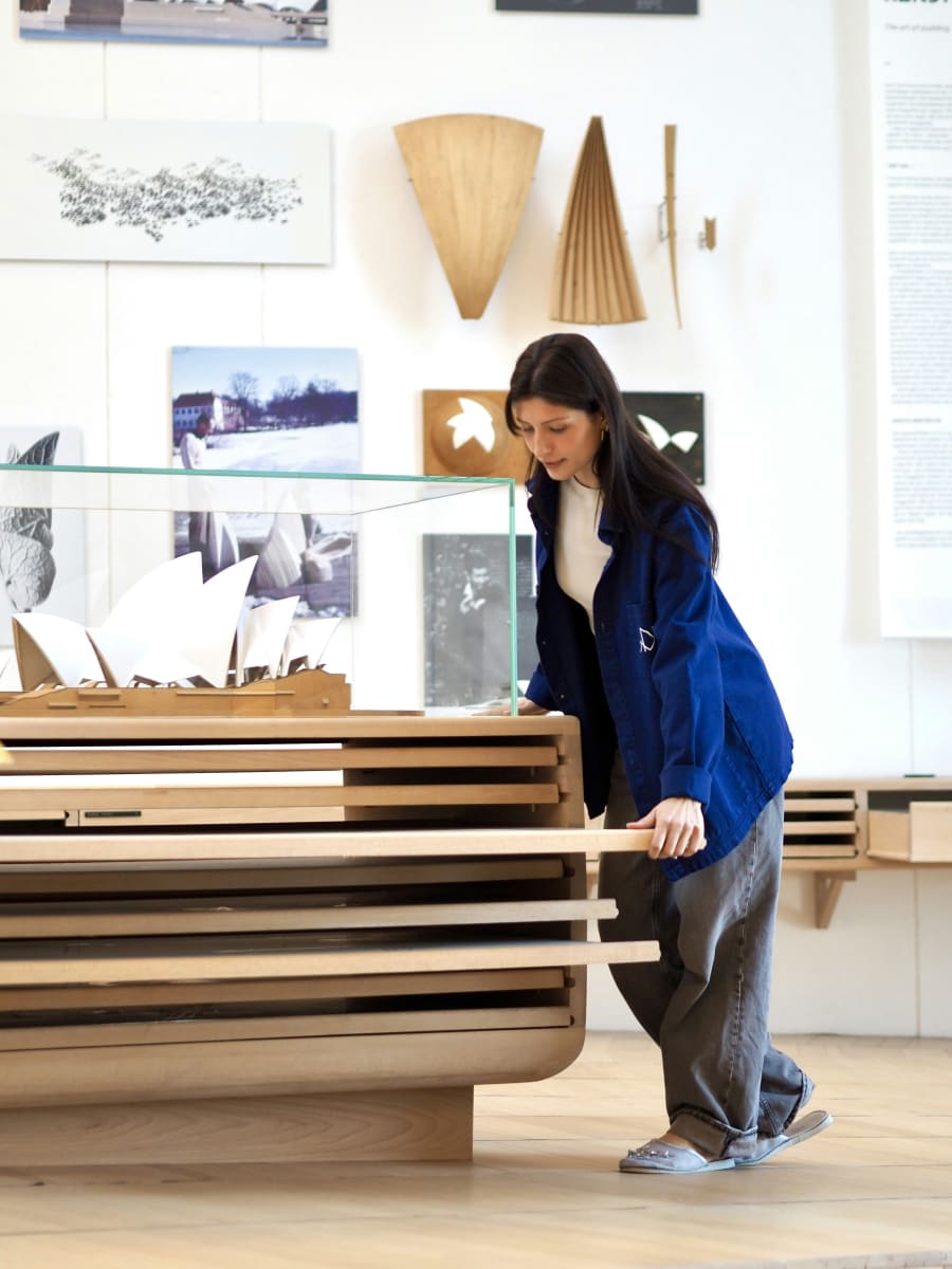 Marie Nørby Lysgaard på sit arbejde hos Utzon Center. Foto: Utzon Center/Diana Aud