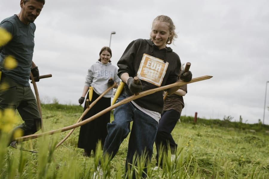 Ifølge både eleverne og Emma Skamris gør det noget godt for humøret at tilbringe så meget tid udendørs. Foto Kristian Bang.