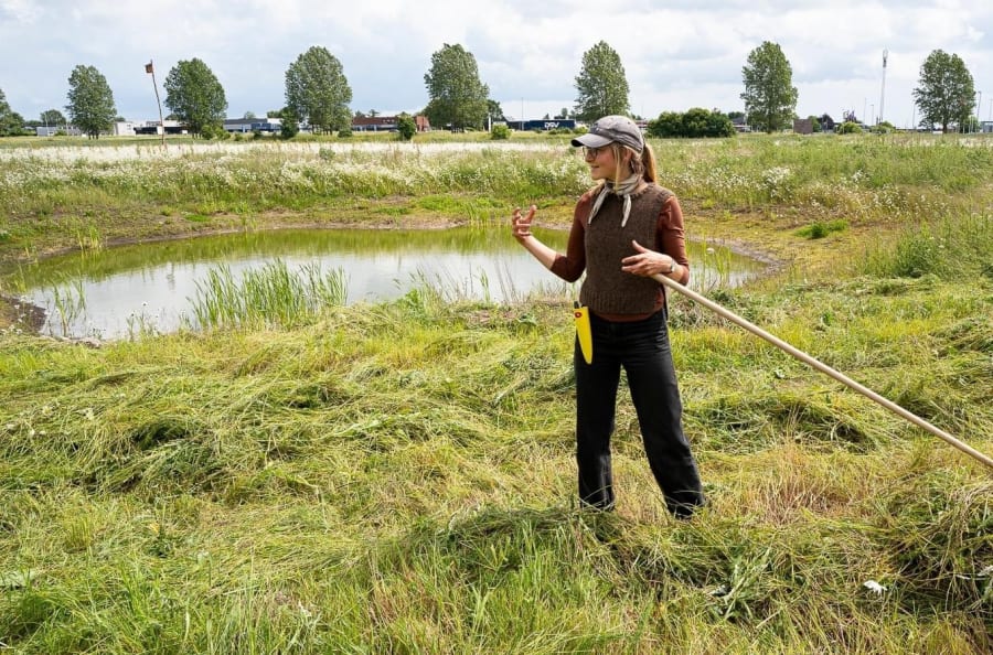 Emma Skamris nyder også selv at være med ude i marken. Foto Kristian Bang.