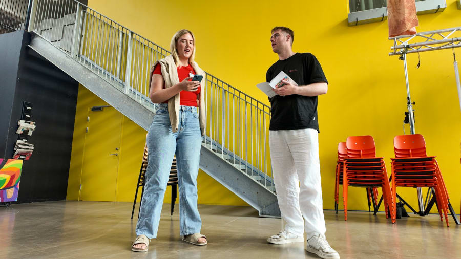 Argumenterne skal være klare og præcise, når man vil ud med sit budskab. Caroline Marie Gehlert Hansen (tv.) og Mathias Papuga Nørgaard (th.) Foto: Eva Søe Olsen.