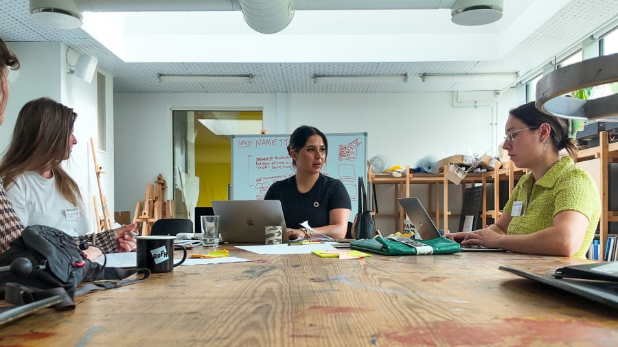 Der var gang i post-its under idéudviklingen af kampagner. I midten ses Somaja Nourestani. Foto: Eva Søe Olsen. 