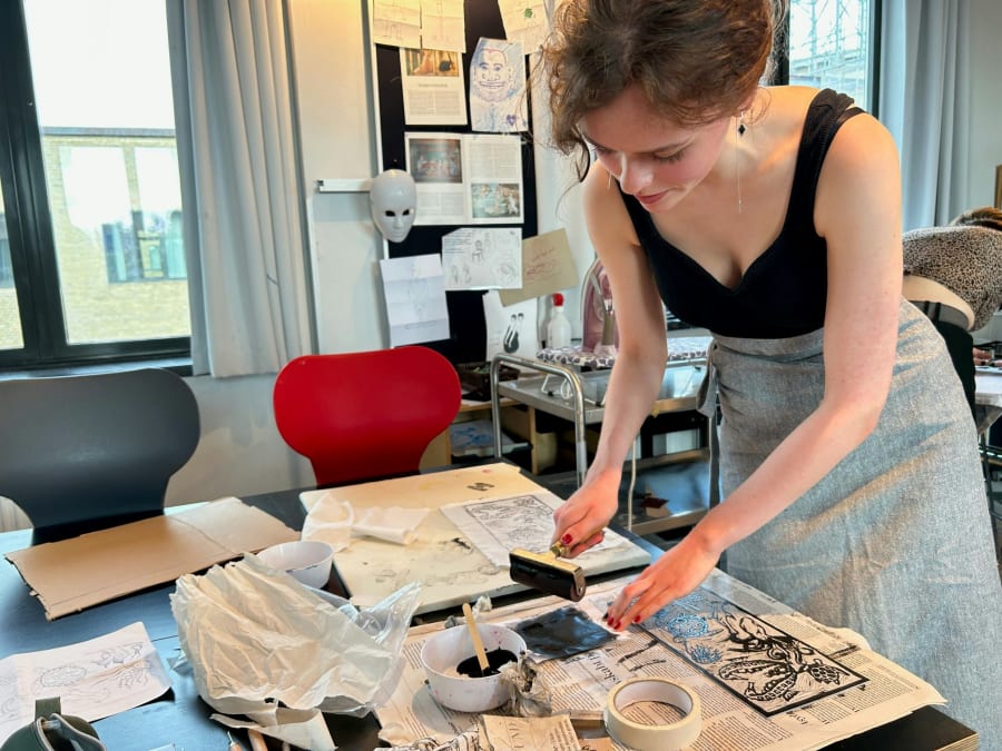 Sara fra 3.e er ved at lægge sidste hånd på en gave til sin kæreste – et linoleumstryk med forskellige havdyr, der skal trykkes på en hvid t-shirt. Foto: Anne Burlund