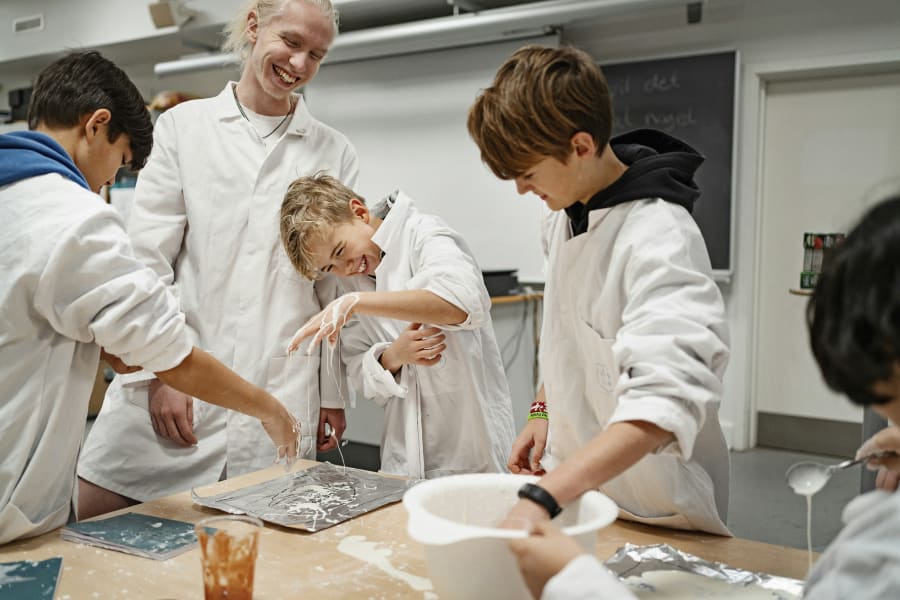 Fællesskabet er vigtigt i Videnskabsklubben, og der er plads til at have det sjovt når der bliver lavet forsøg. Foto: Lars Svankjær / Videnskabsklubben