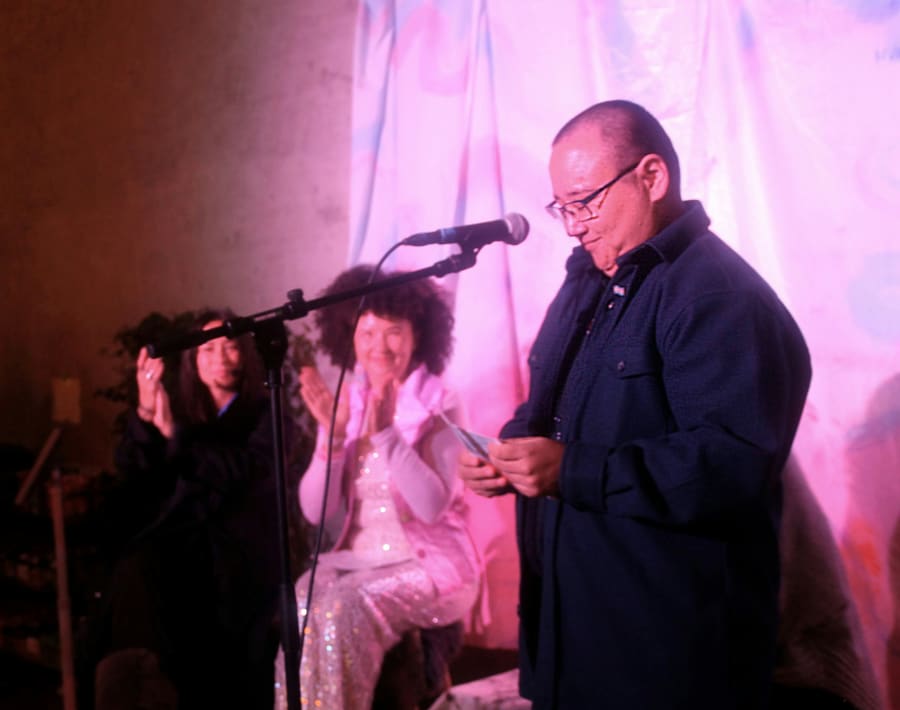 På scenen fortalte Salomon Simonsen om at føle sig usynliggjort af de lærere, han mødte, da han flyttede til Danmark som barn. Foto: Benita Minka