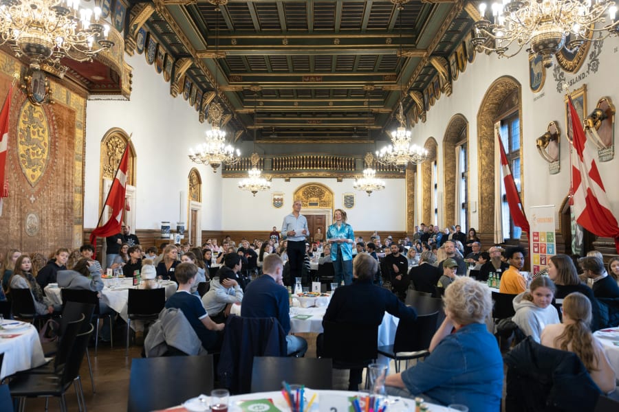Thomas Ravn-Pedersen og Signe Charlotte Nielsen fra Verdens Bedste Nyheder bød velkommen til Verdenstimen, der blev afholdt for 11. gang. Foto: Jacob Crawfurd