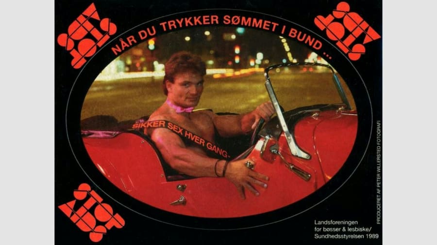 Kampagner som dette klistermærke opfordrede ikke til at have mindre sex, men til at bruge beskyttelse, når man gjorde. Foto: AIDS-Fondet/Peter Willersted Fotografi