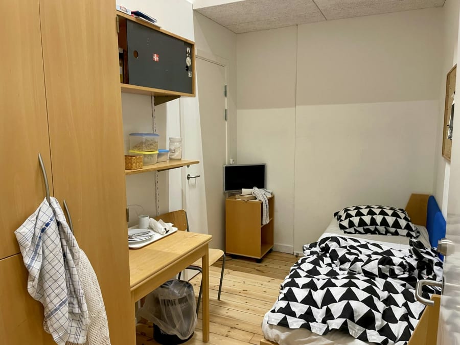 Sådan ser den falske fængselscelle, som eleverne bruger til at træne virkelighedens scenarier i, ud. Den er cirka syv kvadratmeter. Foto: Anna Gudmann Hansen