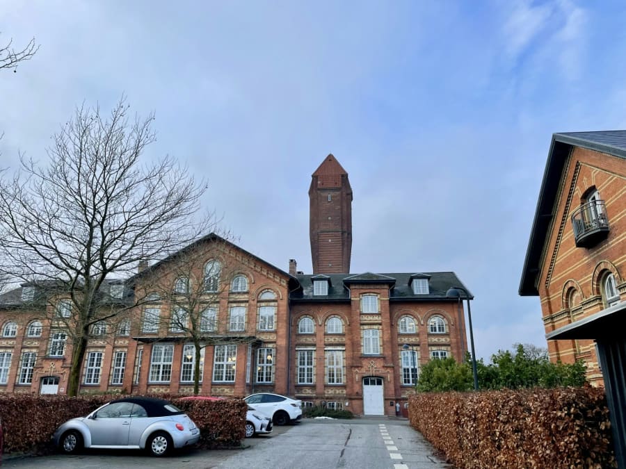 Danmarks Fængslers uddannelsescenter i Birkerød ligger i lokaler, der tidligere tilhørte åndssvageforsorgen. Stedet har altså en grum historie. Foto: Anna Gudmann Hansen
