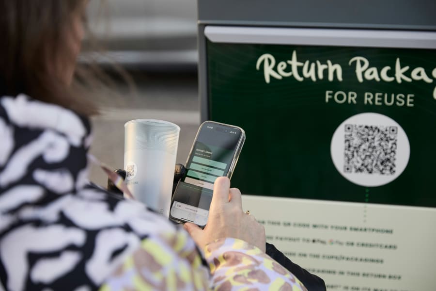 En QR-kode på kopperne skal gøre det let at pante den genbrugelige kop. Foto: Henrik Bruuns / New Loop