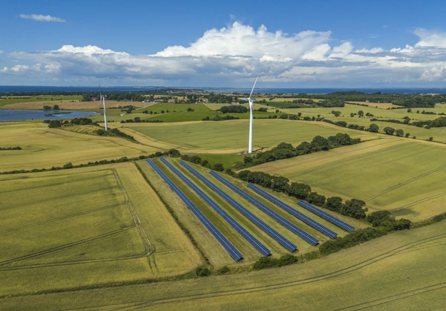 Hvis vi fortsat vil gøre det grønnere, når vi varmer vores hjem, skal vi sørge for at bygge endnu flere robuste grønne energikilder herhjemme. Foto: iStock/EyeEm Mobile GmbH