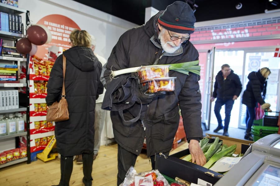 Kunderne strømmede til Wefood og fik lagt alt fra billige tomater til hakket kød i indkøbskurven. Foto: Jens Astrup / Folkekirkens Nødhjælp
