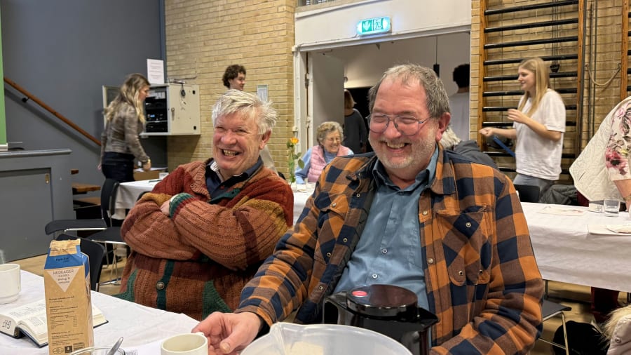 Per Andersen (tv) og Frank Hansen (th) var glade for at kunne dele tanker om emner som demonstrationer og klimabevægelsen med de yngre deltagere. Foto: Oliver Wollenberg Christensen