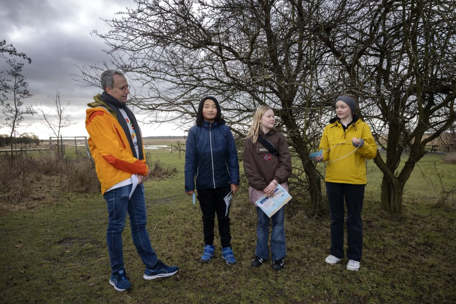 Tre elever fortæller, hvordan de har arbejdet med bæredygtighed i skolen. Foto: Klaus Holsting