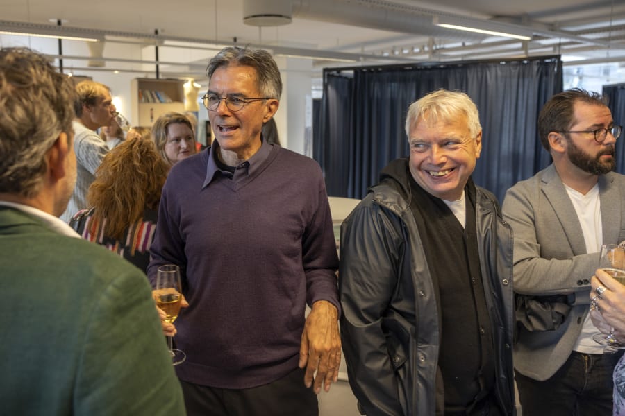 Efterfølgende blev der skålet i bobler i foyen udenfor auditoriet. Hele 80 organisationer har bidraget og er afsender af rapporten. Foto: Klaus Holsting.