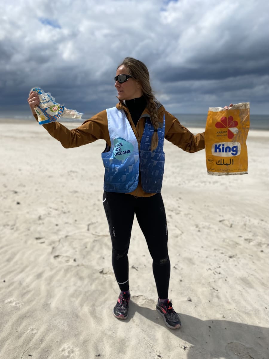 Signe Simonsen har i en årrække arbejdet for mindre plastikforurening i verdenshavene. Plastikemballagen, som hun står med på billedet, er trukket ud af klitterne ved Blokhus Strand. Emballagen stammer helt tilbage fra 1984 og 1986. Foto: Race for Oceans Foundation 