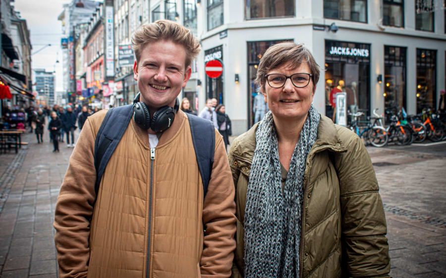 Søs Grønne til højre, og hendes søn Xander Grønne til venstre. Foto Lauge Eilsøe-Madsen.