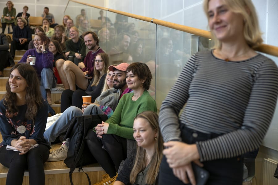 Der er ikke pladser nok i auditoriet, så selv trappen er blevet en siddeplads, til overrækkelsen af Uddannelser for Bæredygtig Udvikling. Foto: Klaus Holsting.