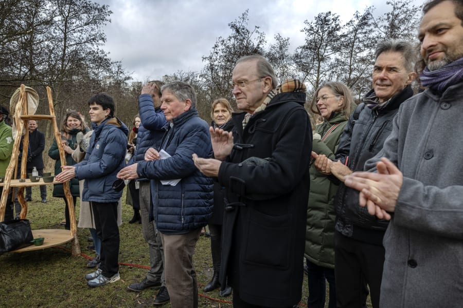 Publikum klapper Uffe Elbæk af scenen. Foto: Klaus Holsting