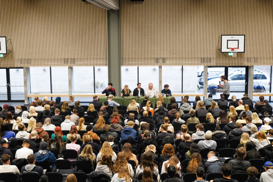 Gentofte HF samlet til paneldebat i aulaen før de 15 workshops går i gang. Foto: Rasmus Romulus Palludan