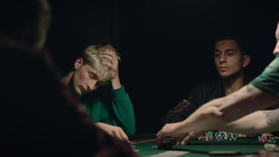 I fiktionsfilmen “Spil for Livet" er hovedpersonen David stærkt påvirket af sin trang til at blive ved med at spille, til trods for han ikke har nogen penge. Foto: Stillbillede fra “Spil for Livet"