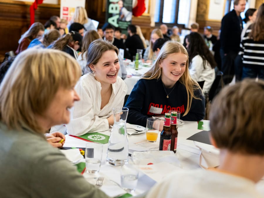 Den smukke festsal på Københavns Rådhus sprudlede af liv og kreative idéer, da 140 børn og unge var samlet til Verdenstimen. Foto: Jacob Crawfurd