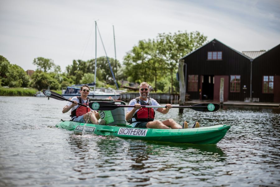 Deltagerne kan låne en kajak helt gratis i 1 time og 45 minutter, mod at de samler skrald på turen. Foto: GreenKayak