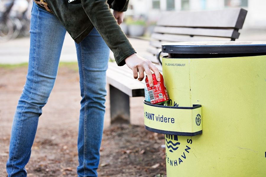 Ligesom i Københavns Kommune får mere end 100 aarhusianske skraldespande nu også pantringe, som gør det nemmere at få fat på panten. Foto: Ty Strange. 