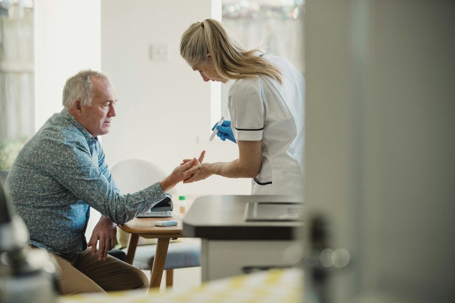 Personer med diabetes måler deres blodsukker flere gange dagligt. Et stabilt blodsukker skal helst ligge med fire og syv mmol/l. Foto: DGLimages on iStock