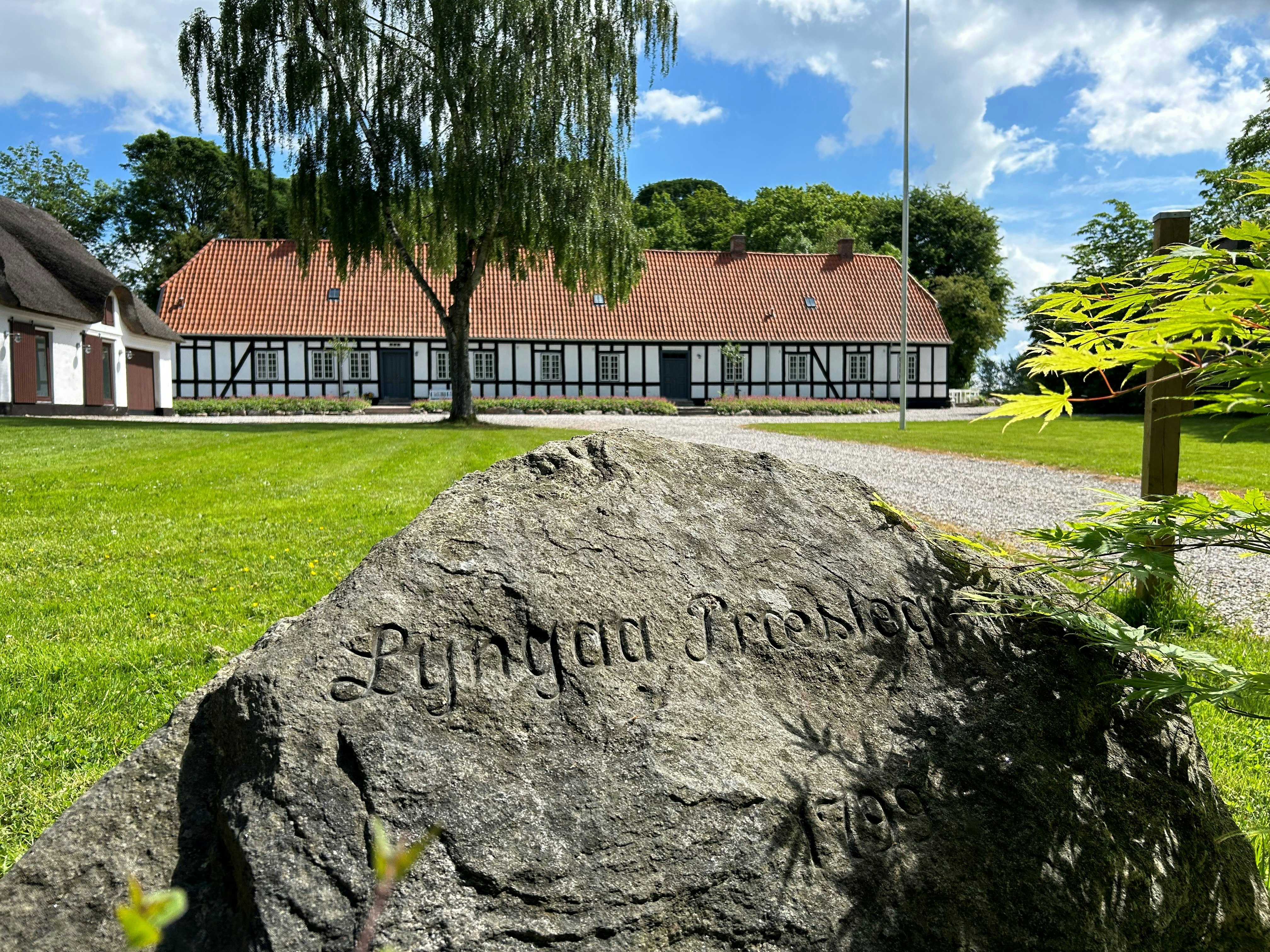 Lyngå Præstegård i Østjylland er smuk og idyllisk - og så bruger den mere end tre gange så meget fyringsolie at varme op som et gennemsnitshus. Nu kommer der en grøn varmepumpe i, for Folkekirken Favrskov vil være grøn. Foto: Anne Martiny Kaas-Hansen