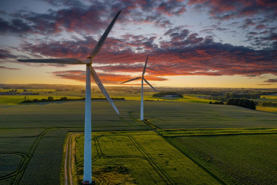 Nu skal det gå hurtigere med at sætte grøn energikilder op i det danske landskab. Her er det vindmøller ved Skanderborg. Foto: iStock