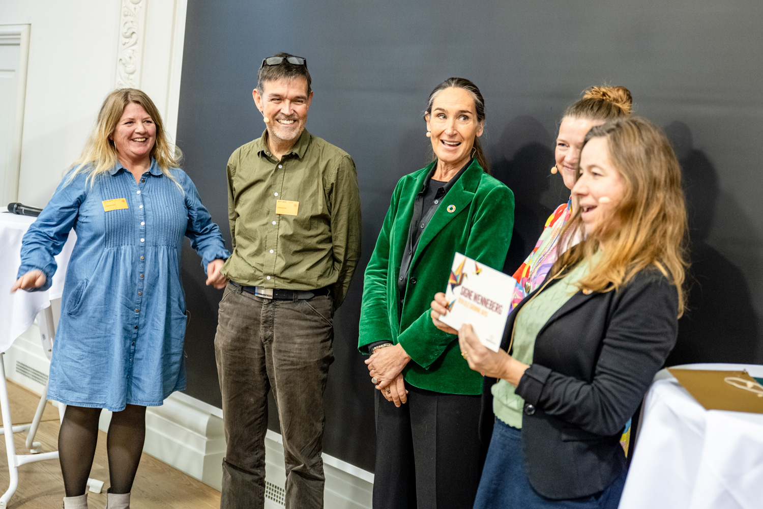 Journalist og forfatter Signe Wenneberg ( i grønt) vandt Verdensmålsprisen sidste år. Nu kan du indstille en hverdagshelt til årets pris. Foto: Arthur J. Cammelbeeck 