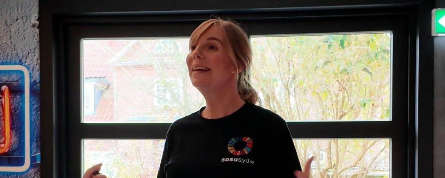 Carina Sørensen er nomineret til Verdensmålsprisen for sit store engagementet i at brede viden om Verdensmålene og bæredygtighed ud til SOSU Syds elever. Foto: Eva Søe Olsen.